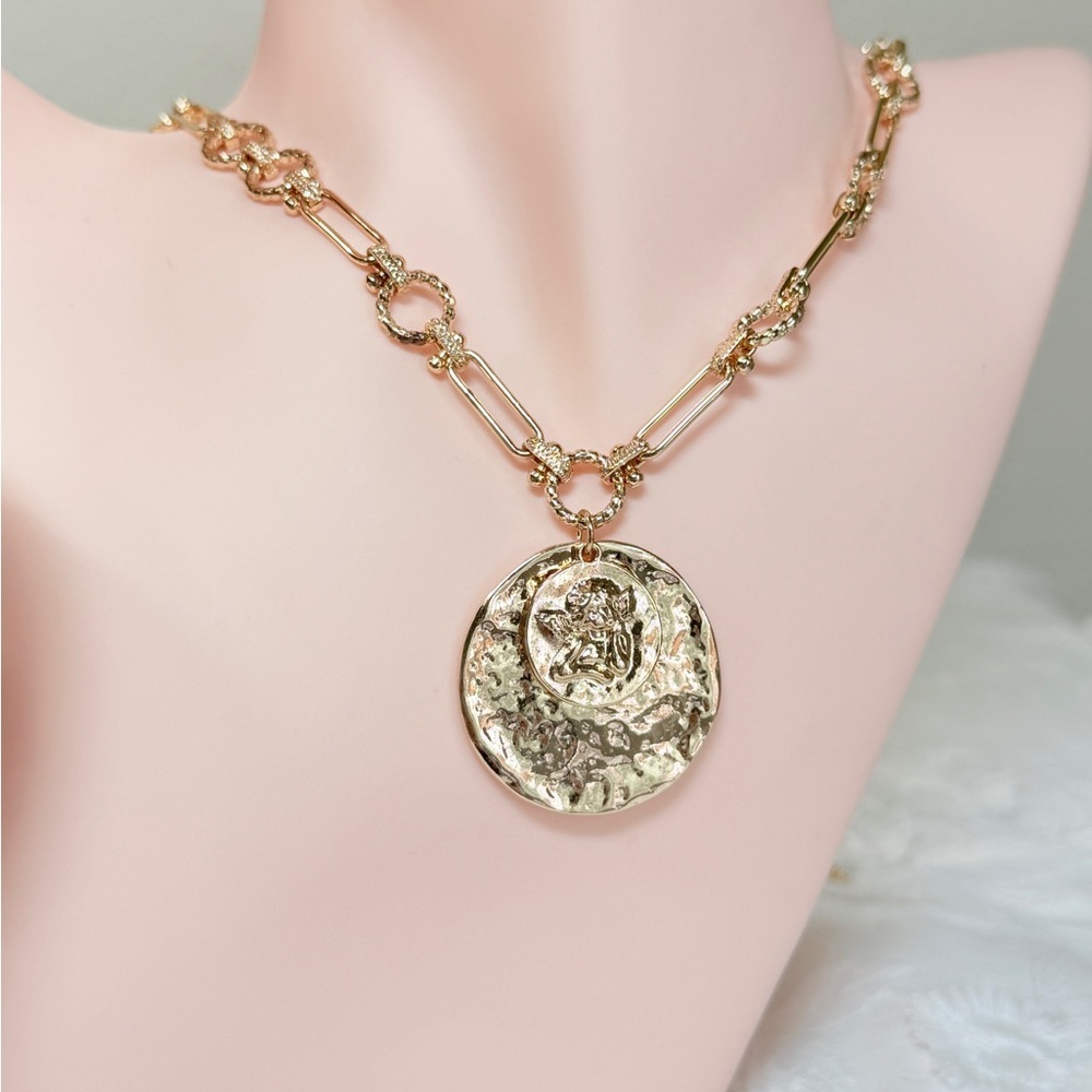 ⚜️ Gold Angel Coin Pendant Necklace 🌷 - Picture 3 of 8